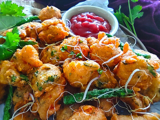 Spicy moong dal pakoras (Spicy green split gram fritters)